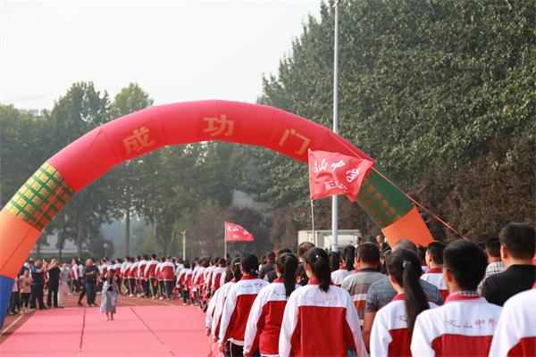 献礼华诞 | 我校2017级成人礼：永久奋斗，报效祖国！