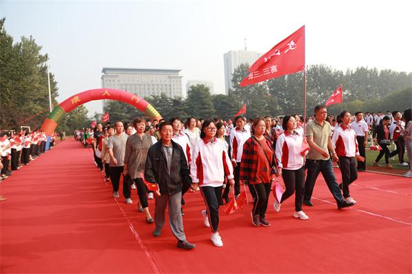 献礼华诞 | 我校2017级成人礼：永久奋斗，报效祖国！