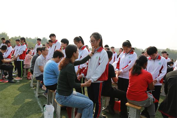献礼华诞 | 我校2017级成人礼：永久奋斗，报效祖国！