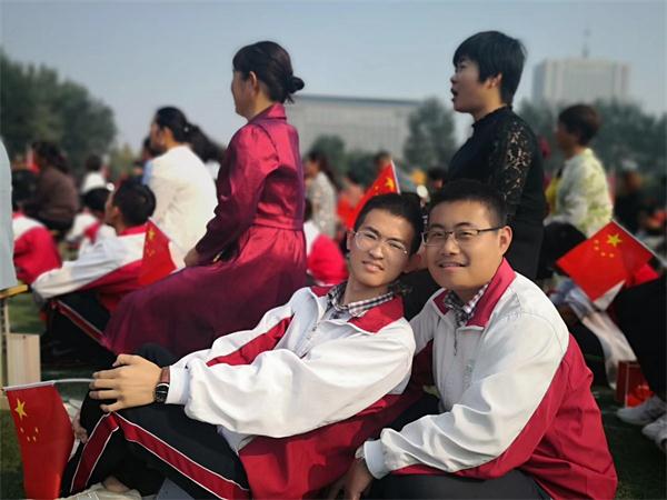 献礼华诞 | 我校2017级成人礼:永久奋斗,报效祖国!