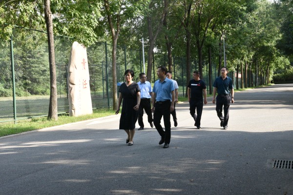 山东华晨集团慈翁公司来我校捐赠医用口罩！