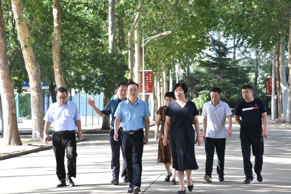 山东华晨集团慈翁公司来我校捐赠医用口罩！