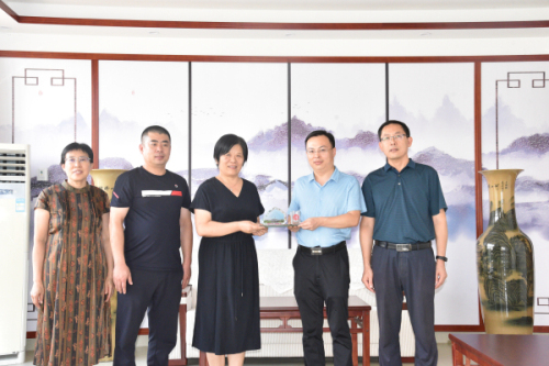 山东华晨集团慈翁公司来我校捐赠医用口罩！